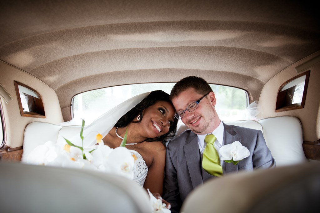 Brautpaar im Hochzeitsauto